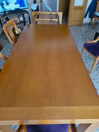 Mesa de comedor de madera