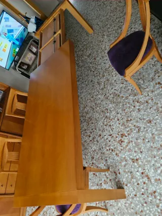 Mesa de comedor de madera