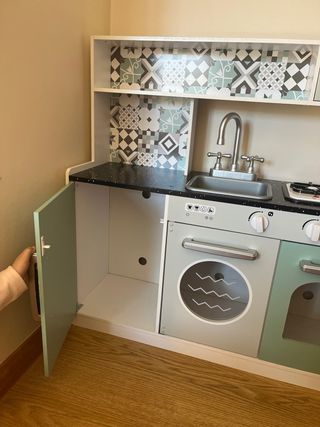 Cocinita de madera con accesorios