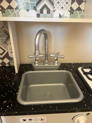 Cocinita de madera con accesorios