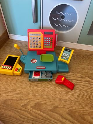 Cocinita de madera con accesorios