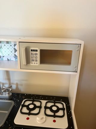 Cocinita de madera con accesorios