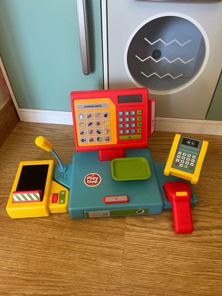 Cocinita de madera con accesorios