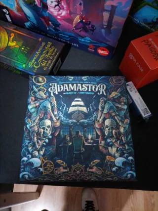 Adamastor Juego de Mesa (Enfundado )