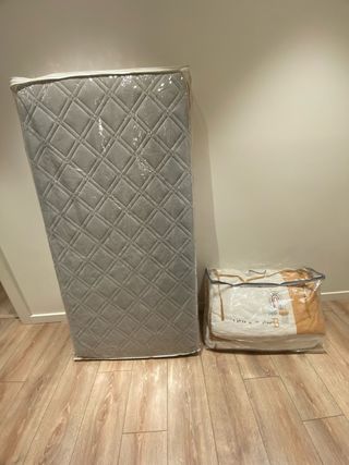 Colchón cuna y sábanas