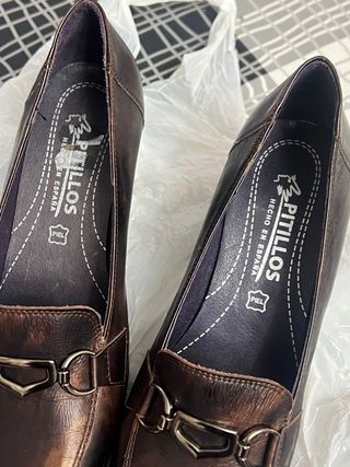 Zapatos de tacón marrones con hebilla