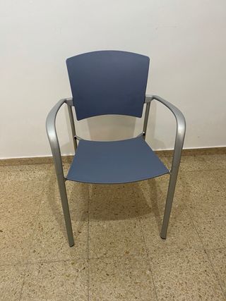 Tavolo riunioni e 8 poltrone blu