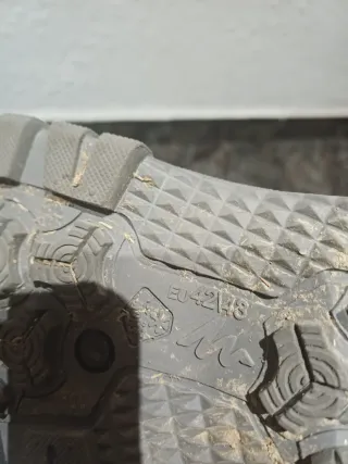 Botas de nieve negras y grises