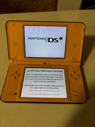 Nintendo DSi XL Gialla