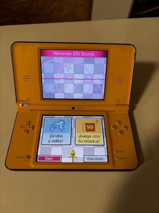 Nintendo DSi XL Gialla