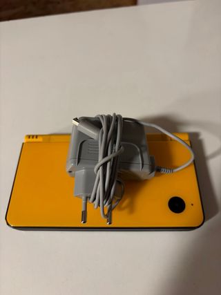 Nintendo DSi XL Gialla