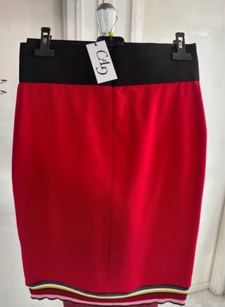 Gonna rossa con elastico nero e bordi