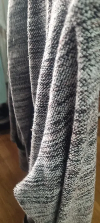 Chaqueta tejida gris y negra