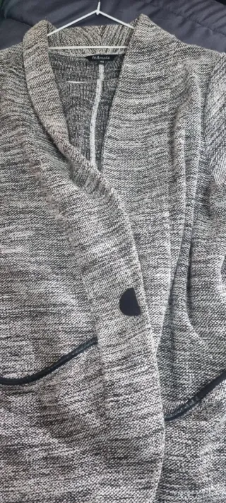 Chaqueta tejida gris y negra