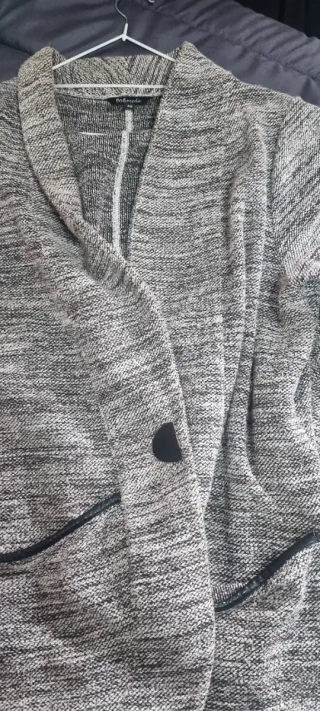 Chaqueta tejida gris y negra