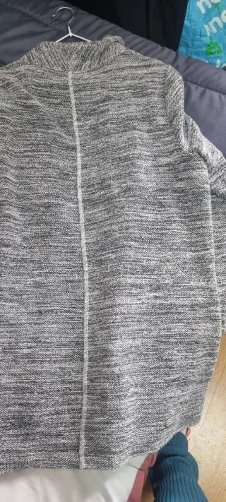 Chaqueta tejida gris y negra
