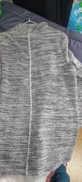 Chaqueta tejida gris y negra