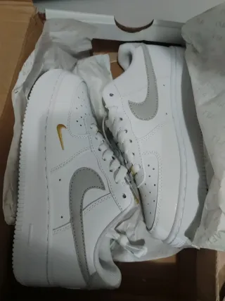 Nike Air Force 1 Blancas y Doradas