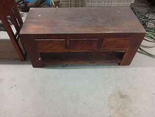 Mesa auxiliar de madera con cajones