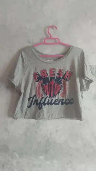 Camiseta gris con estampado Fresh Out of Influence