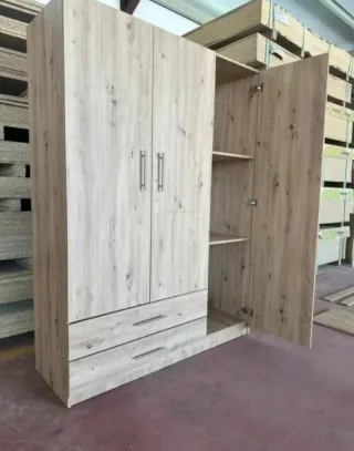 Armario blanco y marrón madera