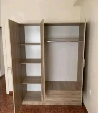 Armario blanco y marrón madera