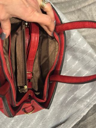 Borsa rossa con zip e tracolla