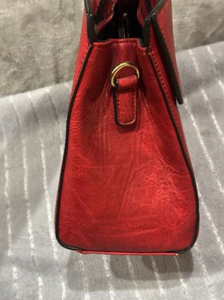 Borsa rossa con zip e tracolla