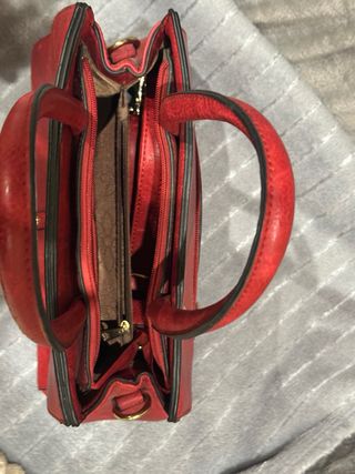 Borsa rossa con zip e tracolla