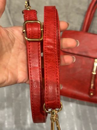Borsa rossa con zip e tracolla