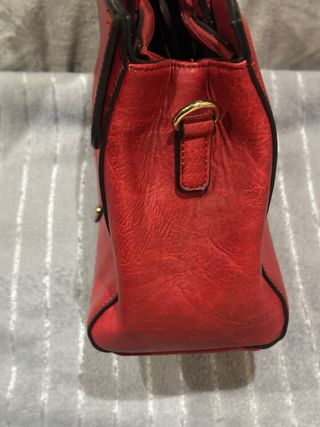 Borsa rossa con zip e tracolla