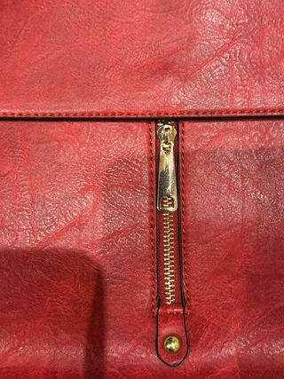 Borsa rossa con zip e tracolla