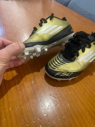 Botas de fútbol Adidas Messi F50 Oro/Negro. T.28