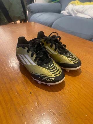 Botas de fútbol Adidas Messi F50 Oro/Negro. T.28