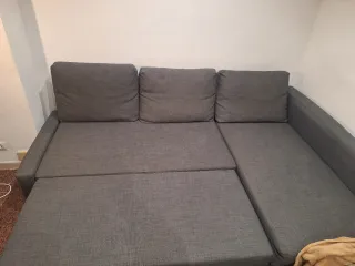 Sofá cama 3 plazas gris con almacenamiento.