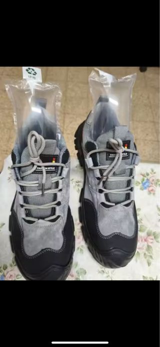 Botas de seguridad grises y negras