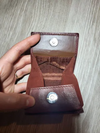 Monedero tipo piel marrón compacto