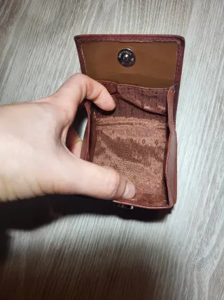 Monedero tipo piel marrón compacto