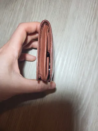 Monedero tipo piel marrón compacto