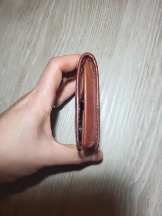 Monedero tipo piel marrón compacto