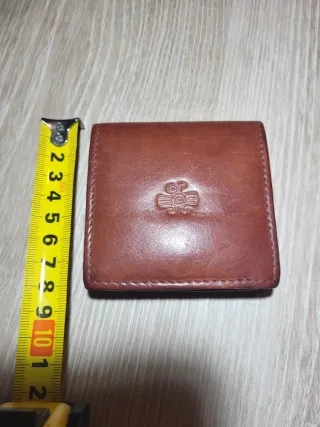 Monedero tipo piel marrón compacto