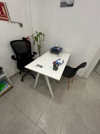 Escritorio y sillón negro y blanco