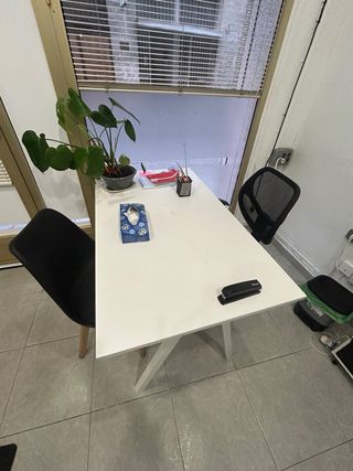 Escritorio y sillón negro y blanco