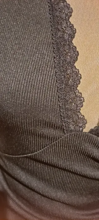 Camiseta negra con encaje