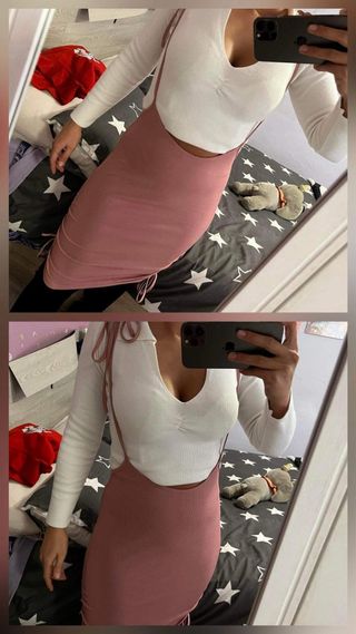 Vestido ajustado rosa básico con tirantes largos.