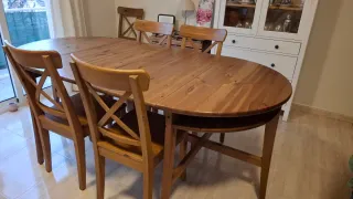 Mesa ovalada de madera