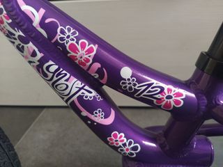 Bicicleta Ghost sin pedales morada