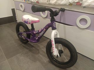 Bicicleta Ghost sin pedales morada