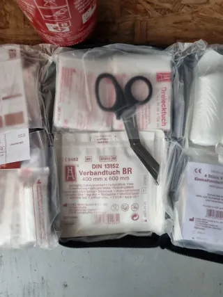 Kit Primo Soccorso Mercedes con Estintore