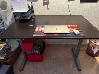 Escritorio negro (mesa)